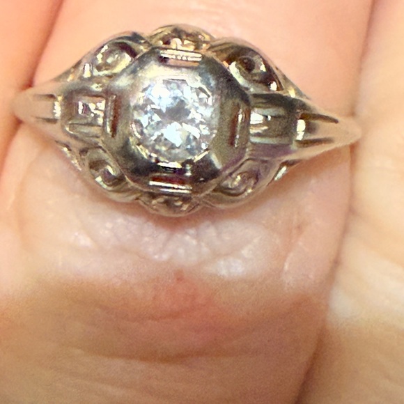 Art Deco from the 1920-30s
Antique 18kt white gold Women's Ring 7 1/2 has video - Picture 4 of 17